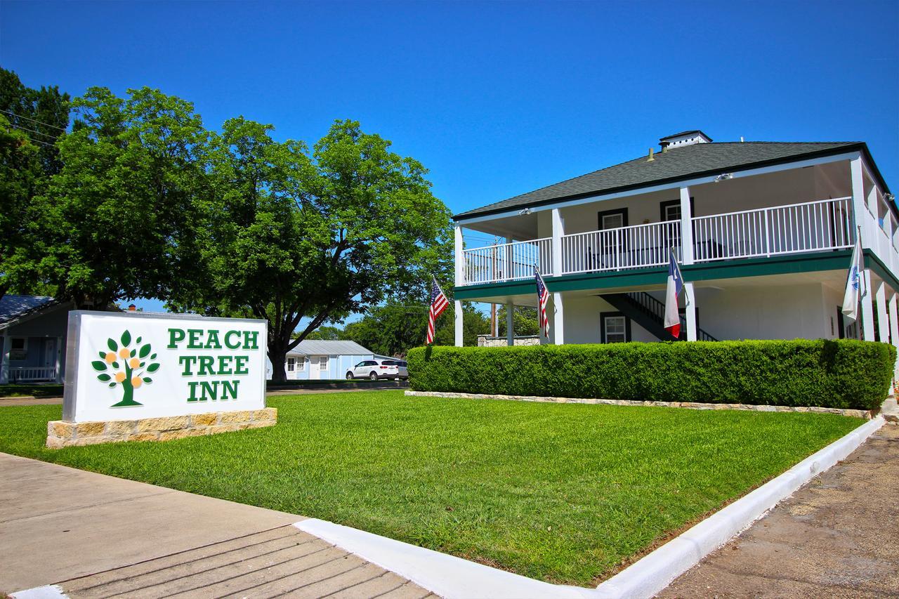 Peach Tree Inn & Suites Fredericksburg Buitenkant foto